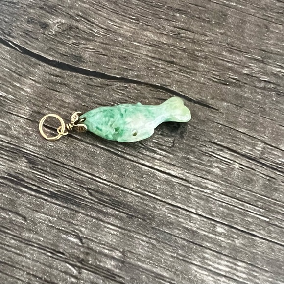Vintage Green Jade & Gold Fish Pendant - Picture 2 of 5